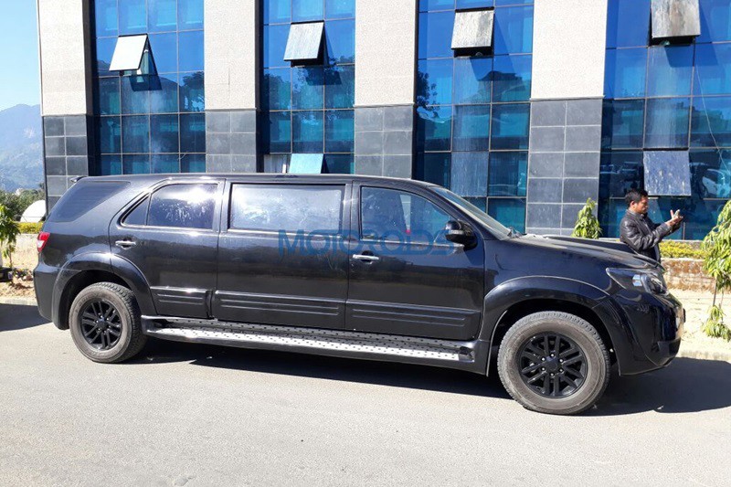 Mới đây, hình ảnh của chiếc  Toyota Fortuner độ limousine phiên bản với chiều dài siêu khủng khiến nhiều không khỏi ngạc nhiên. Được biết chiếc xế hộp lạ lùng này xuất hiện tại giải đua xe Maruti Suzuki TSD diễn ra ở Arunachal Pradesh (Ấn Độ).